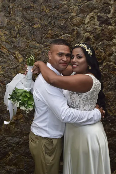 José y Karla abrazados el día de su boda