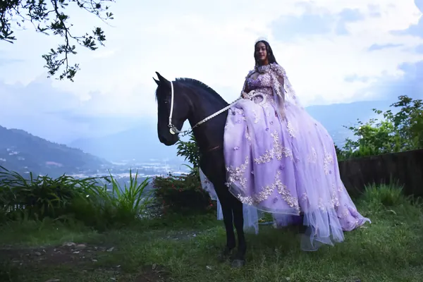 Quinceañera en su sesión con caballos, foto 11