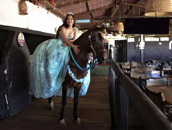 Quinceañera en su sesión con caballos, foto 3