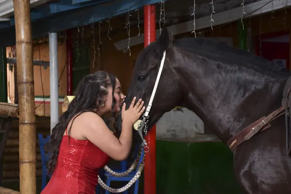 Quinceañera en su sesión con caballos, foto 5