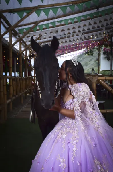 Quinceañera en su sesión con caballos, foto 6